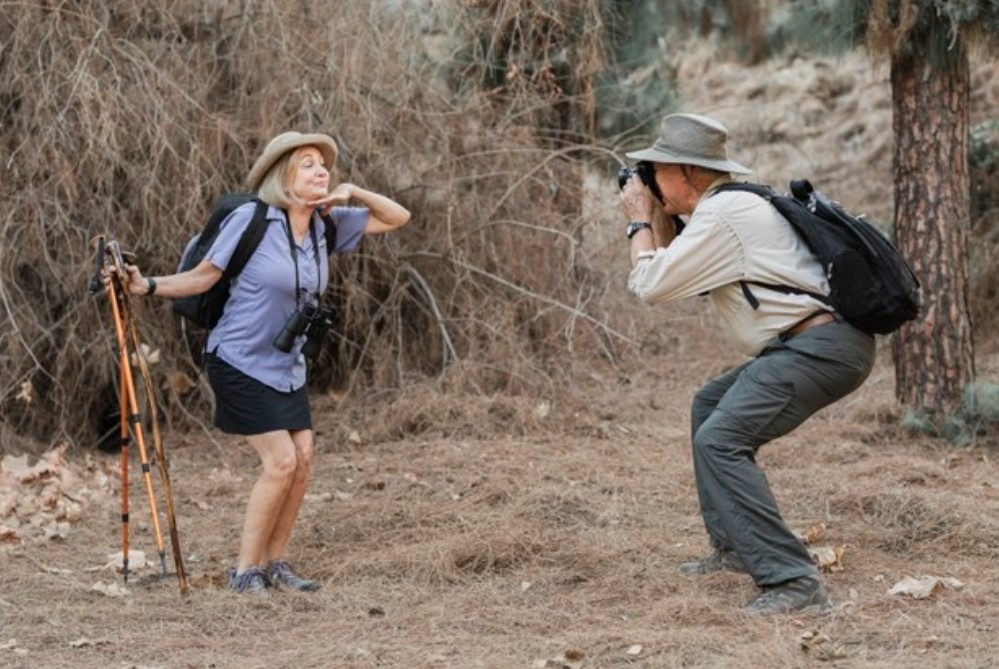 Egy idősebb pár fényképet készít a természetben