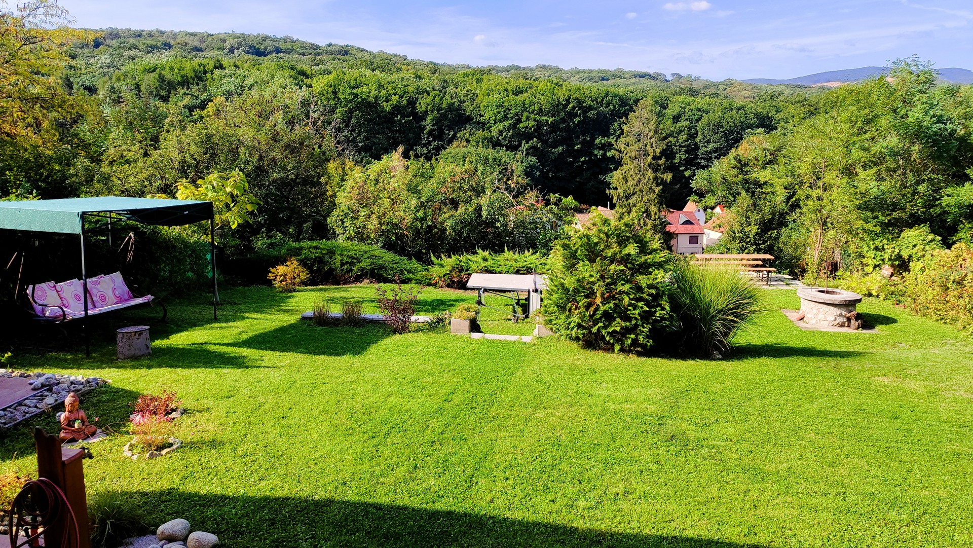 A teraszról látszanak a hegyek