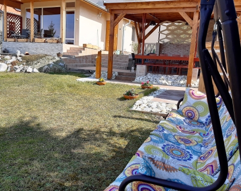 Hintaágy az udvaron