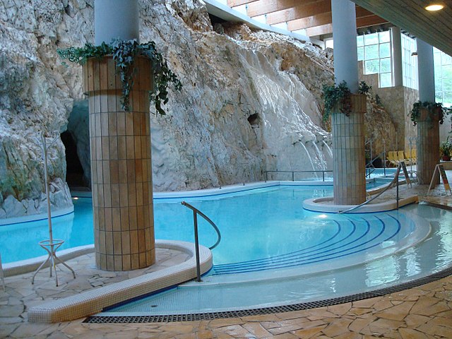 Barlang és termálfürdő a belső járatokkal